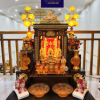 Bàn Thờ Thần Tài Gỗ Sồi Nga Mệnh Thổ & Hỏa – Tone Đỏ Cam, Chuẩn Phong Thủy