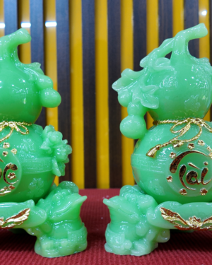 Hồ lô phong thuỷ đá ngọc cao cấp, chữ Lộc dát vàng tinh xảo. Giúp chiêu tài, hút lộc, tăng vượng khí, bảo vệ sức khỏe.