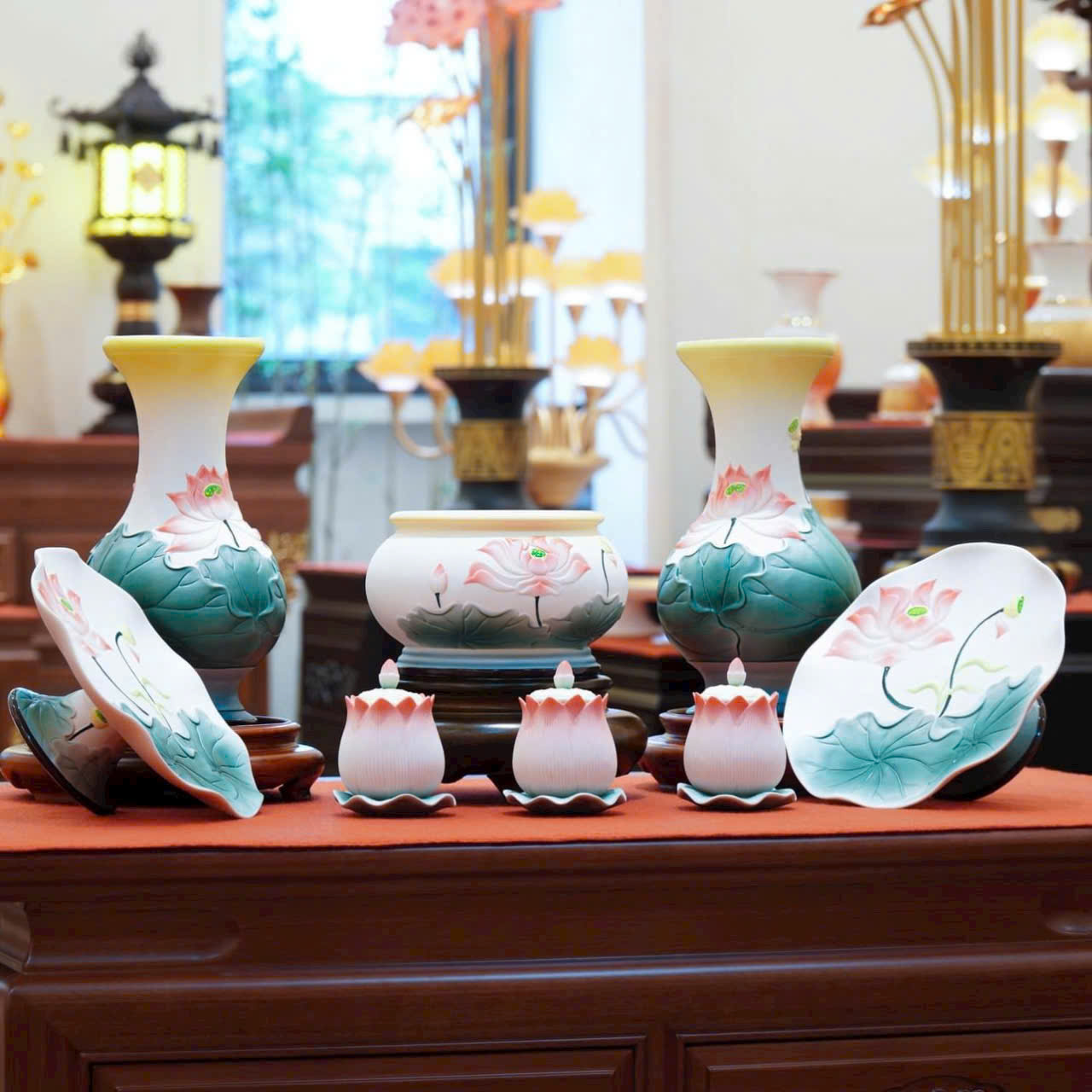 Trọn Bộ Đồ Thờ Gốm Hoa Sen Đỏ Nổi Trang Nghiêm Bộ Đồ Thờ Gốm Hoa Sen Đỏ Nổi