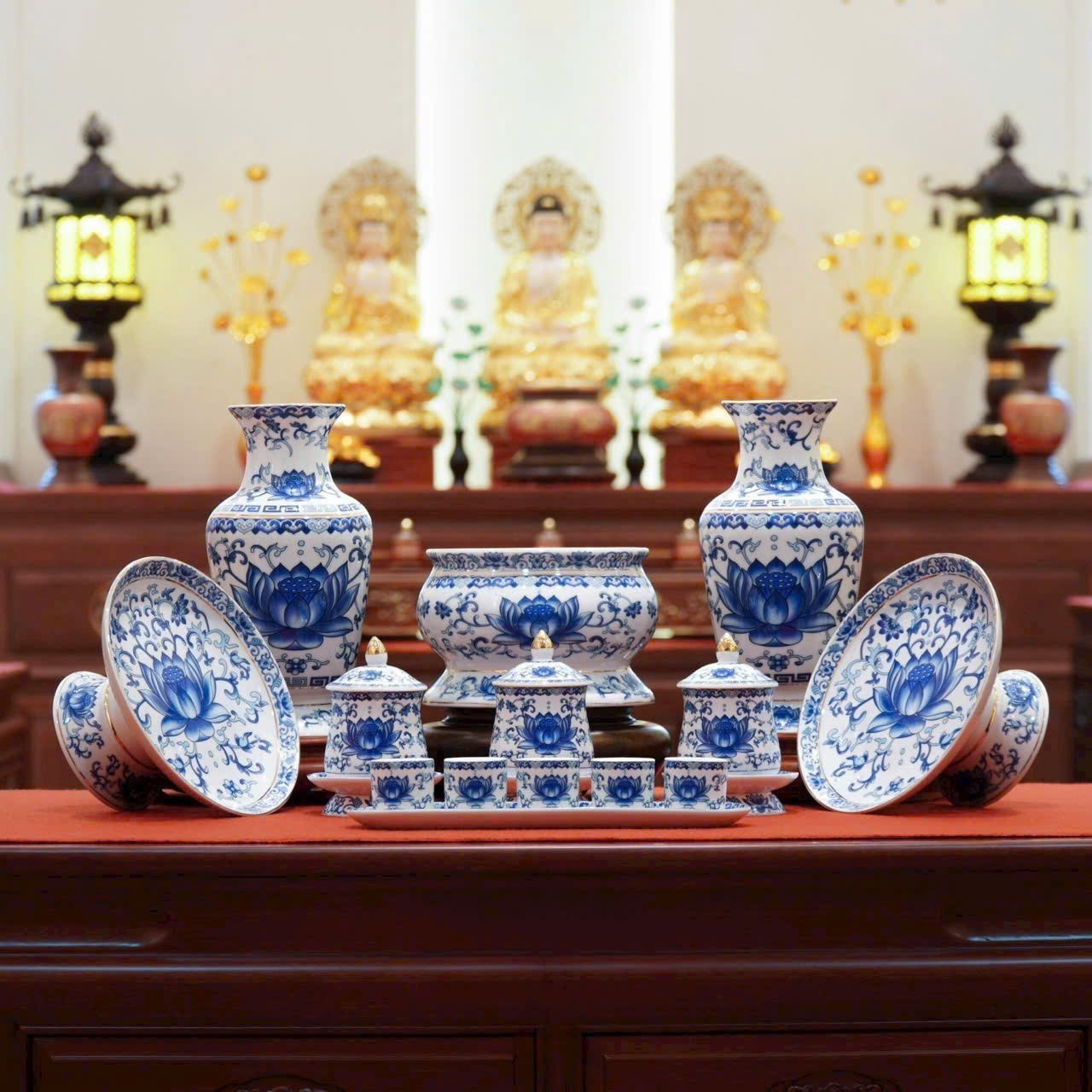 Trọn Bộ Đồ Thờ Sứ Sen Nổi Trắng Xanh Thanh Lịch Bộ Đồ Thờ Sứ Sen Nổi Trắng Xanh