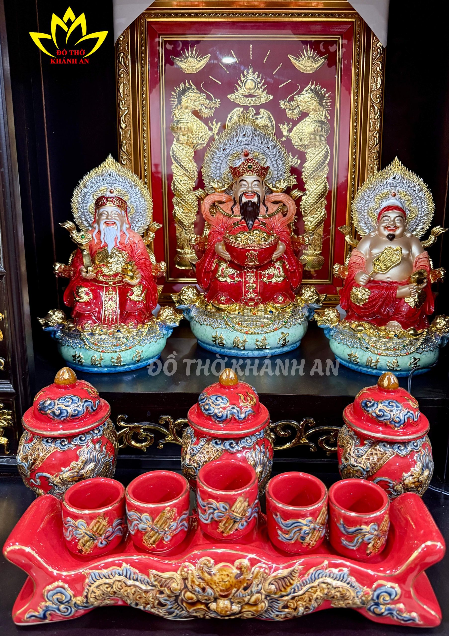 COMBO BÀN THỜ THẦN TÀI MÁI NHẬT GỖ HƯƠNG ĐÁ DÁT VÀNG CAO CẤP Tượng Thần Tài Thổ Địa và Thần Tiền trên bàn thờ Thần Tài mái Nhật